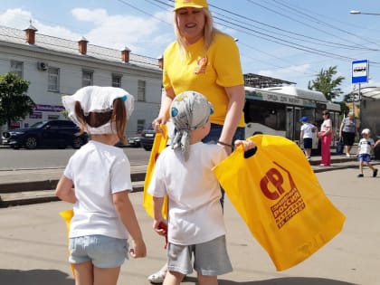 Активисты партии СПРАВЕДЛИВАЯ РОССИЯ – ЗА ПРАВДУ поздравили маленьких тамбовчан с Днем защиты детей