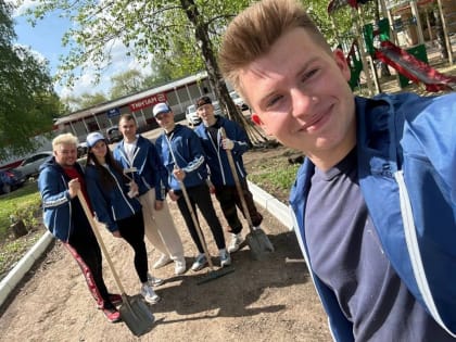 Партийцы задействовали спецтехнику на субботнике на ул. Ново-Стремянная, 4а