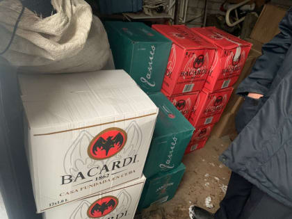 Полицейские нашли в гараже у тамбовчанина 1300 бутылок «паленого» алкоголя