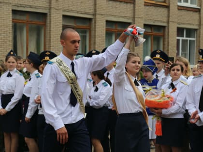 Торжественные линейки в школах города Уварово по случаю окончания учебного года