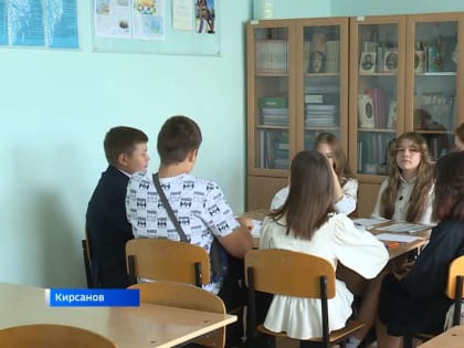 На фасадах областных школ стали появляться фото лучших учителей