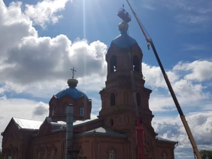 Крест на колокольне Свято-Никольского храма в селе Пушкари установили должным образом