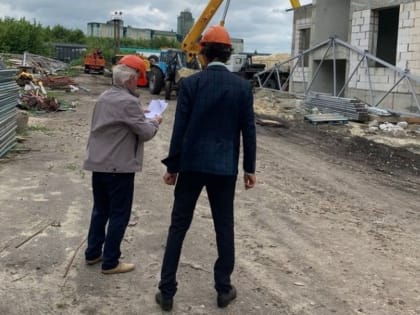 На строительном объекте в Петровском округе работает автокран и телескопическая вышка