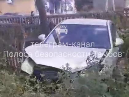 В Тамбове при столкновении двух иномарок перевернулась "Тойота", а "Хендай" улетел в палисадник