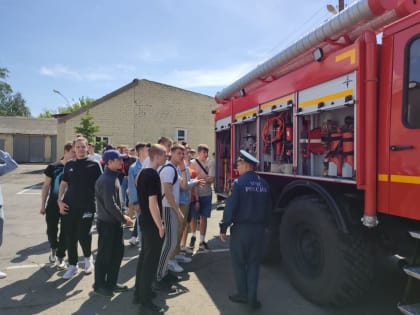 Тамбовским школьникам провели экскурсию по пожарной части