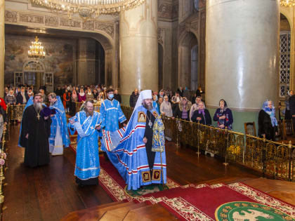 В праздник Сретения Господня митрополит Феодосий совершил Божественную литургию в Спасо-Преображенском кафедральном соборе