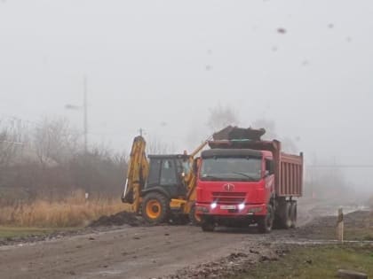 Под Кирсановом вычистили обочины дороги, ведущей к мусорному полигону