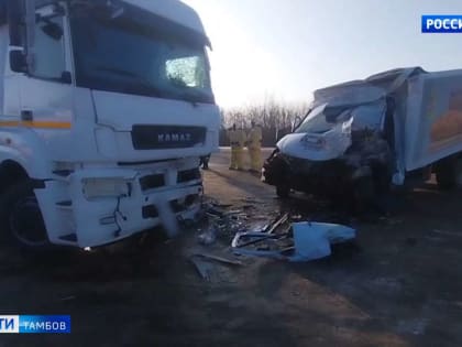 Хлебовоз протаранил фуру на трассе Тамбов-Шацк: есть погибший