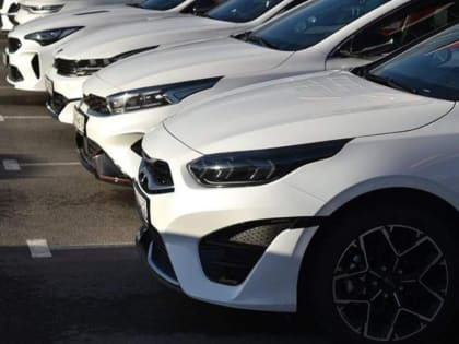 Сумма денег, потраченных на покупку новых автомобилей в России, за год снизилась наполовину