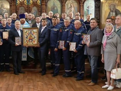 В Тамбове сотрудники пожарно-спасательного центра отстояли молебен в Покровском соборе