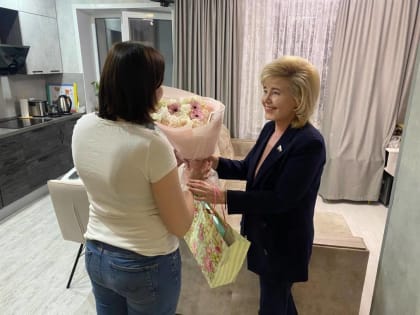 Тамара Фролова поздравила супругу военнослужащего с 8 Марта