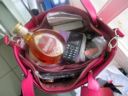 В моршанскую колонию заключенному пытались передать коньяк и мобильник