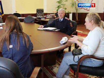 Начальник УМВД региона встретился с пенсионеркой, которую обманули на 1 миллион рублей