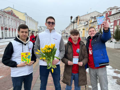 В Тамбове «Молодая Гвардия Единой России» вручила женщинам цветы к 8 марта