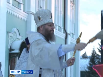 В Рождественский сочельник на Соборной площади Тамбова освятили праздничный вертеп