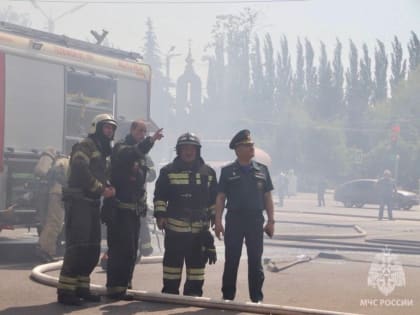 В Мичуринске более 10 часов продолжаются работы по ликвидации пожара в городском суде