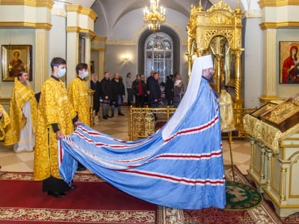 Митрополит Феодосий совершил Божественную литургию в Спасо-Преображенском кафедральном соборе