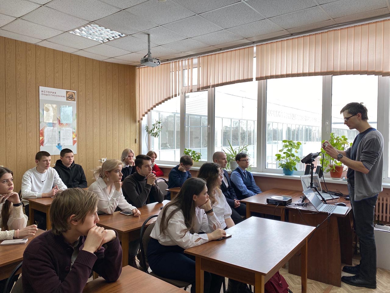 Технические работники школы. Преподаватели ТВГТУ фуск. Учителя ученые Россия. Российские школьники и учителя в школе. Акция ученые в школы.