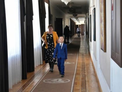 Семилетний Доржу Дун-Куулар из села Хондергей пришел на экскурсию в кабинет главы Тувы