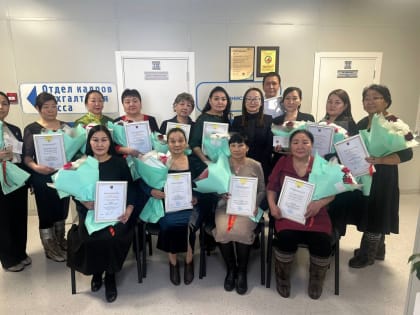 Первый заместитель министра здравоохранения Республики Тыва Марианна Куулар поздравила и вручила ведомственные награды