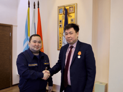 Мэр Кызыла Карим Сагаан-оол награжден медалью Российского союза спасателей