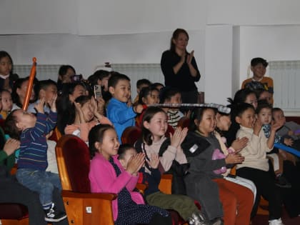 Верховный Хурал Тувы организовал для детей участников СВО цирковое представление