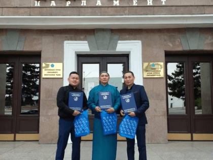 За гастроли в отдаленном Тоджинском кожууне артисты Театр кукол Тувы удостоены Благодарности Верховного Хурала
