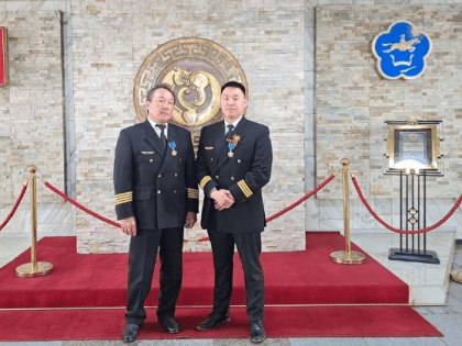 В Туве наградили медалью «За заслуги перед Республикой Тыва» пилотов, спасших своих пассажиров