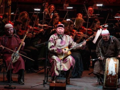 Ансамбль "Алаш" из Тувы выступил на сцене Большого театра в Москве на концерте «Симфония Победы»