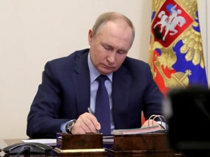 Путин наградил сенаторов за вклад в развитие парламентаризма