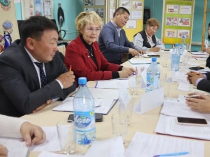 В Бай-Тайге обсудили перспективы развития народно-художественных промыслов на совещании с участием сенатора Дины Оюн