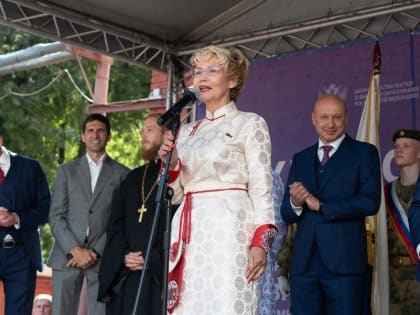 Сенатор Дина Оюн поздравила первокурсников Университета им. Косыгина с 1 сентября