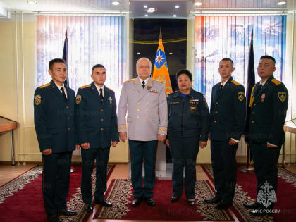 Начальник Главного управления МЧС Рoссии пo Республике Тыва встретился с выпускниками, прибывших в Туву для прохождения службы