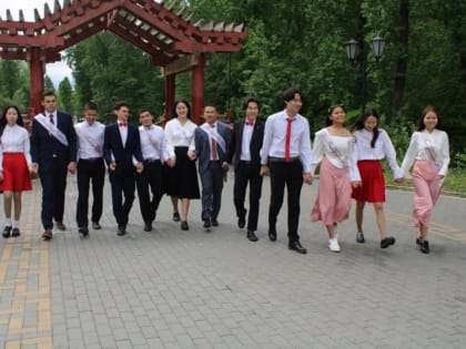 Глава Тувы Владислав Ховалыг поздравил выпускников республики