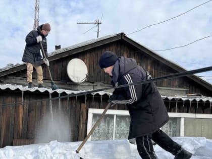 Активисты «Добрых Сердец Тувы» помогли маме мобилизованного воина убрать снег с крыши дома