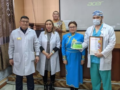 Гостями торжественной «пятиминутки» стали известные артисты Айдын Седии и Херел Мекпер-оол