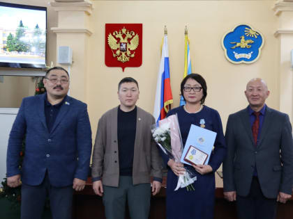 В Верховном Хурале наградили участников СВО и оказывающих поддержку фронту активистов