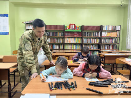 Акцию «Фронтовая открытка» поддержали в Туве военнослужащие Росгвардии и воспитанники Центра социальной поддержки