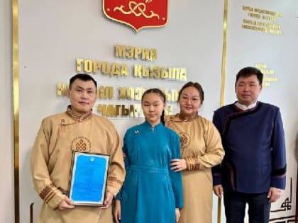 СЕРТИФИКАТЫ НА БУДУЩЕЕ: МЭР КЫЗЫЛА КАРИМ САГААН-ООЛ ПОЖЕЛАЛ МОЛОДЫМ СЕМЬЯМ БЕЛОЙ ДОРОГИ