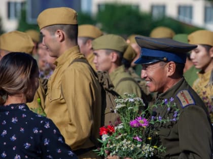 В столице Тувы прошла историческая реконструкция проводов тувинских добровольцев
