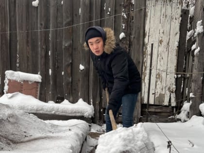 #МыВместе: «Добрые Сердца Тувы» помогли маме мобилизованного очистить двор от снега