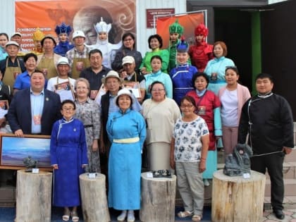 В Чаа-Хольском районе Тувы наградили лучших мастеров-камнерезов конкурса-выставки "Узоры жизни на ожившем камне"