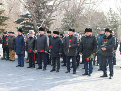 Депутаты Верховного Хурала и сотрудники аппарата парламента Тувы возложили цветы в память о воинах-интернационалистах