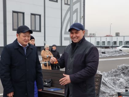 Вручил ключи от 3 новых автомобилей скорой медицинской помощи