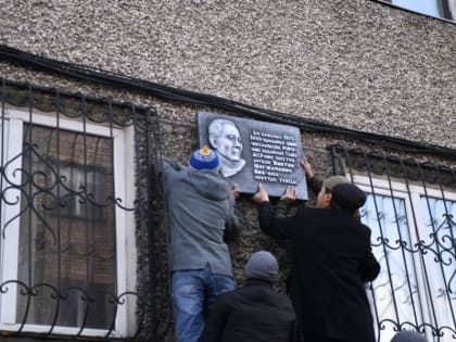 Художники Национального театра Тувы отреставрировали мемориальную доску на доме, где жил Виктор Кок-оол