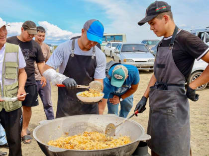 В Туве активисты узбекской диаспоры угостили пловом гостей Наадыма