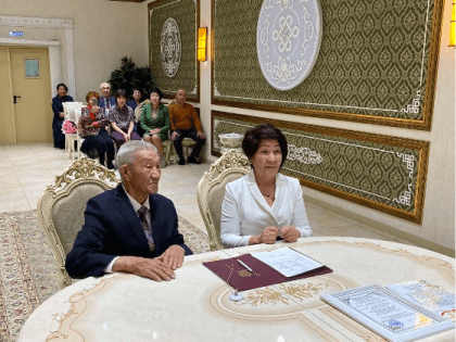 В Туве торжественно отметили "бриллиантовую" свадьбу супруги с 60-летним стажем