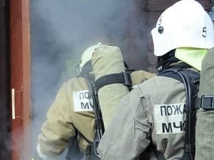 В Туве пожарные 31 декабря спасли двоих малолетних детей из горящего дома