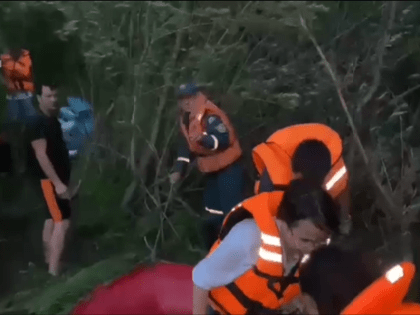 В Туве спасатели вытащили из Енисея незадачливых байдарочников, которые сплавлялись в бурю