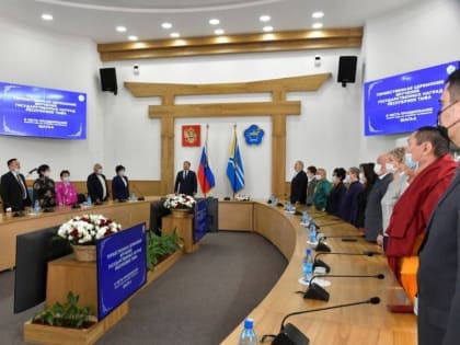 В Туве перед Шагаа госнаграды вручили работникам различных трудовых отраслей